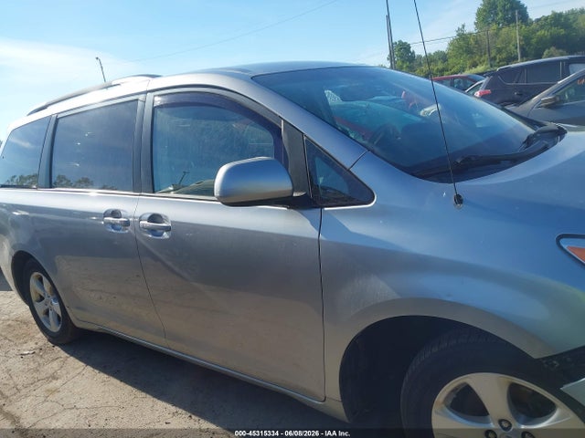 Toyota Sienna Le V6