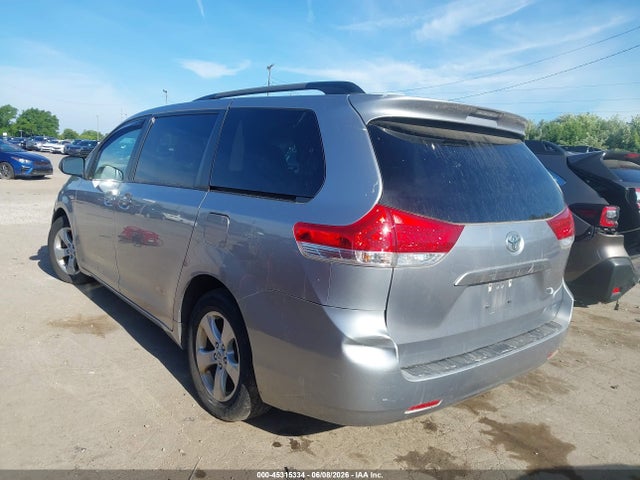 Toyota Sienna Le V6
