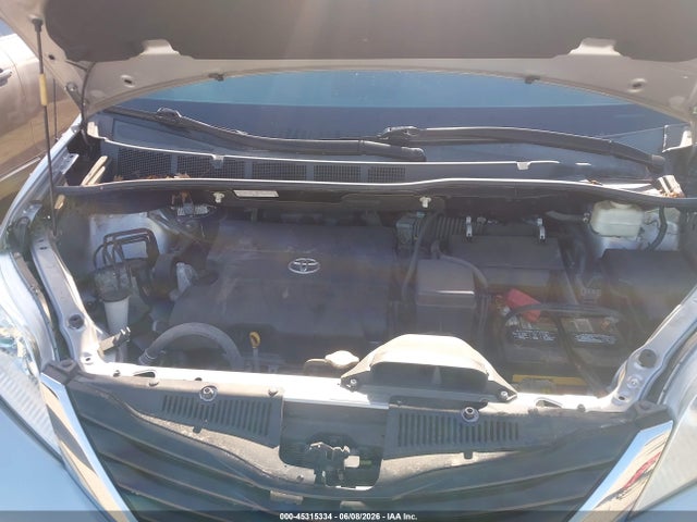 Toyota Sienna Le V6