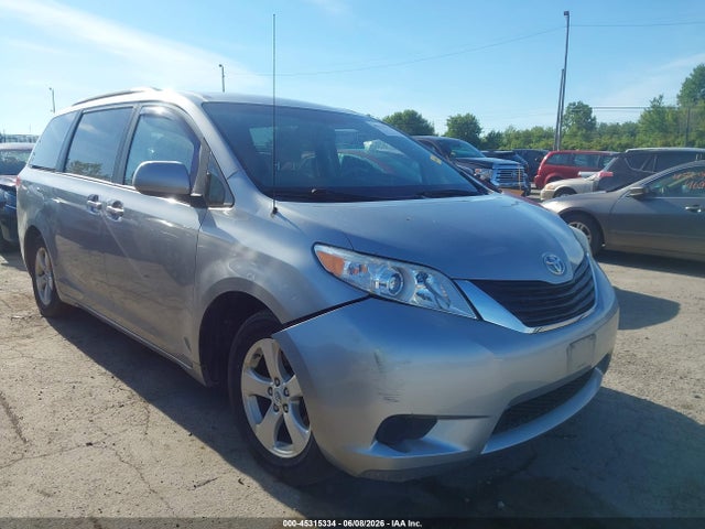Salvage Toyota Sienna Image