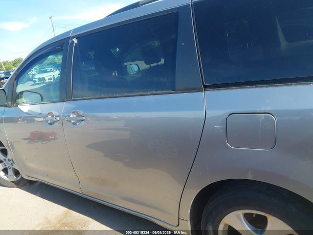 Toyota Sienna Le V6