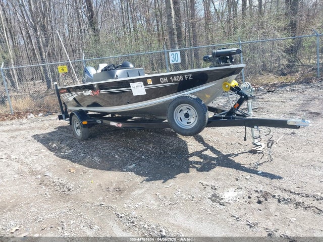 Salvage Alumacraft Boat Image