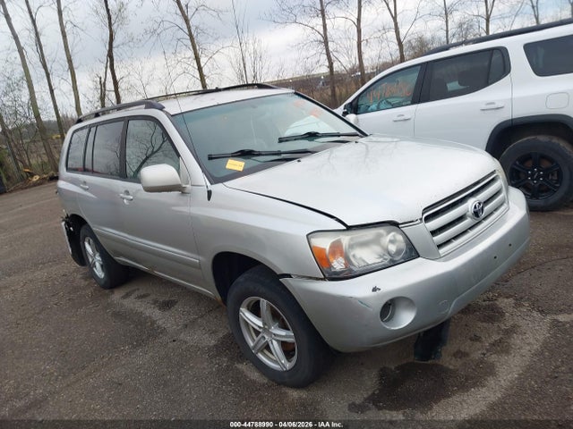 Salvage Toyota Highlander Image