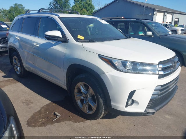 Salvage Toyota Highlander Image