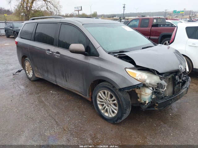 Salvage Toyota Sienna Image