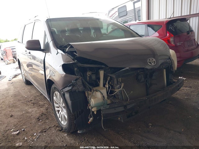 Salvage Toyota Sienna Image