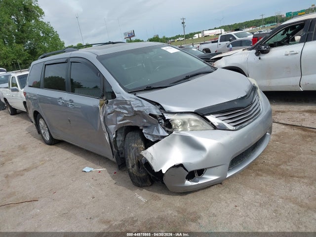 Salvage Toyota Sienna Image