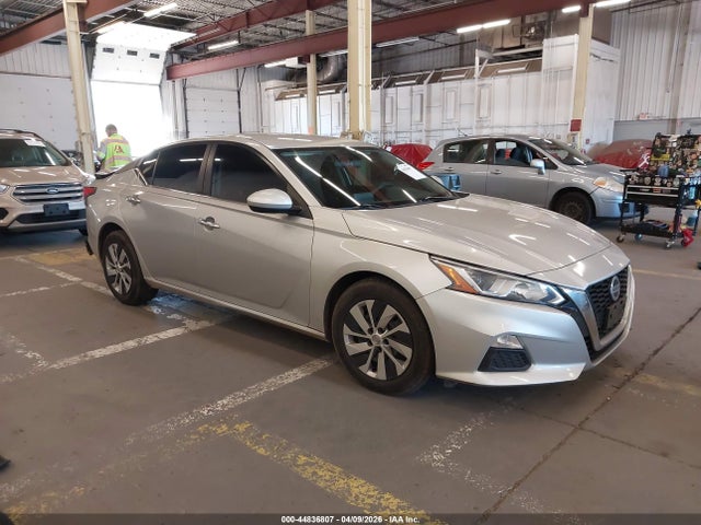 Salvage Nissan Altima Image