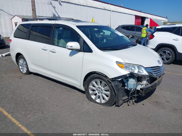 Salvage Toyota Sienna Image