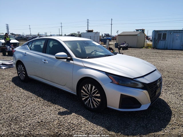 Salvage Nissan Altima Image