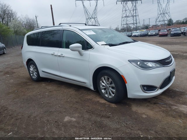 Salvage Chrysler Pacifica Image