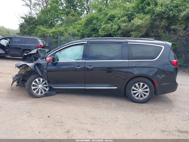 Chrysler Pacifica Touring-l