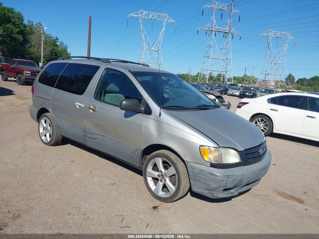 Salvage Toyota Sienna Image