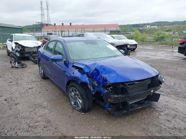 Salvage Hyundai ELANTRA Image