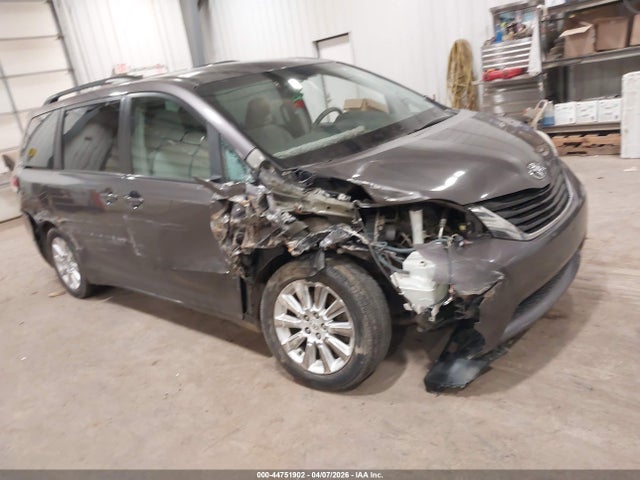 Salvage Toyota Sienna Image
