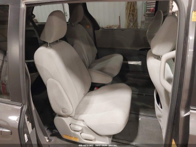 Toyota Sienna Le 7 Passenger