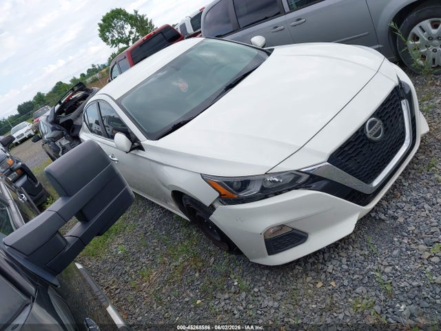 Salvage Nissan Altima Image