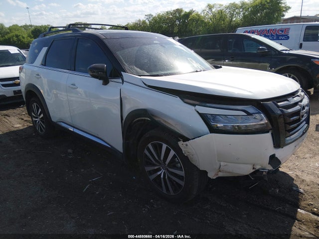 Salvage Nissan Pathfinder Image
