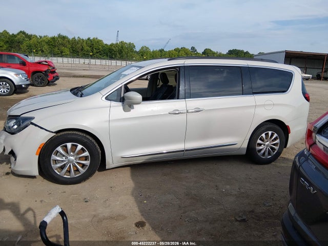 Chrysler Pacifica Touring-l