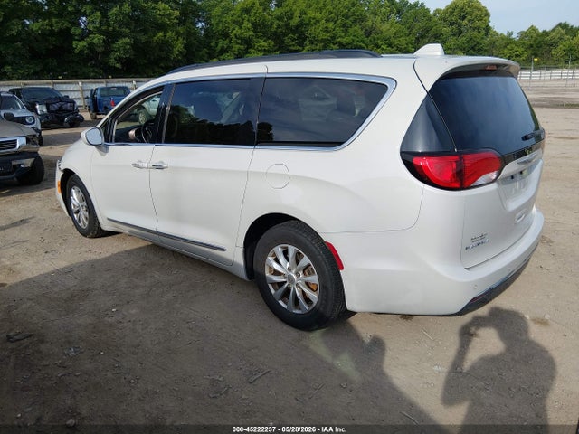 Chrysler Pacifica Touring-l