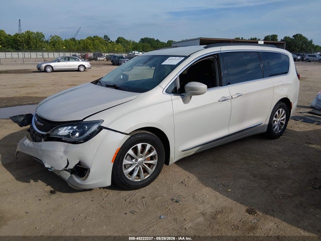 Chrysler Pacifica Touring-l