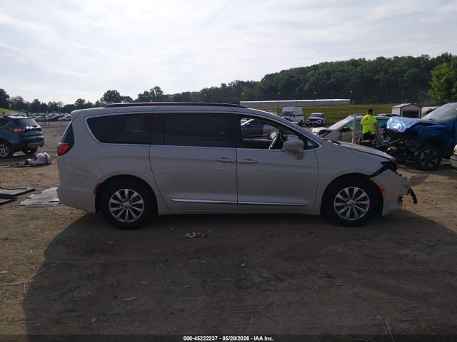 Chrysler Pacifica Touring-l