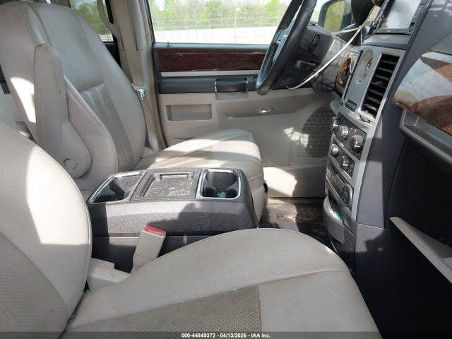 Chrysler Town & Country Touring Plus