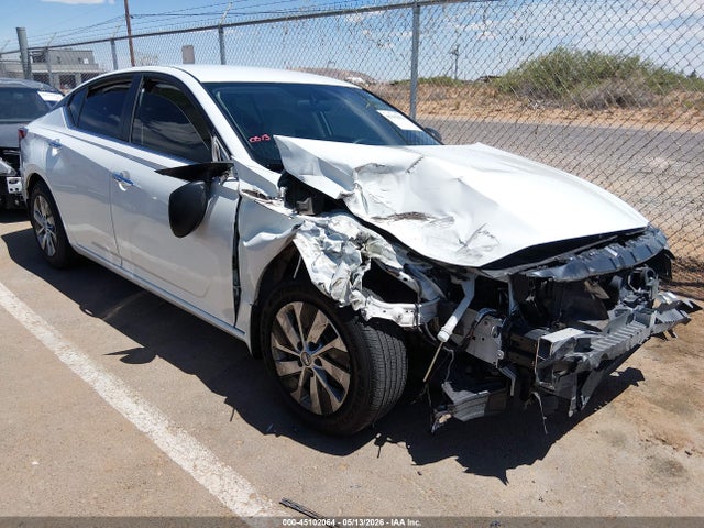 Salvage Nissan Altima Image