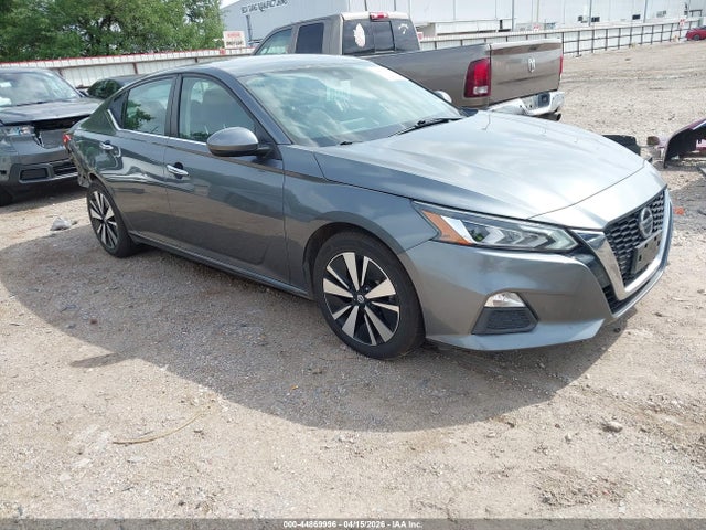 Salvage Nissan Altima Image