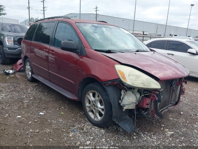 Salvage Toyota Sienna Image