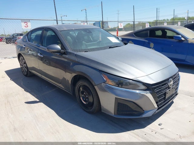 Salvage Nissan Altima Image
