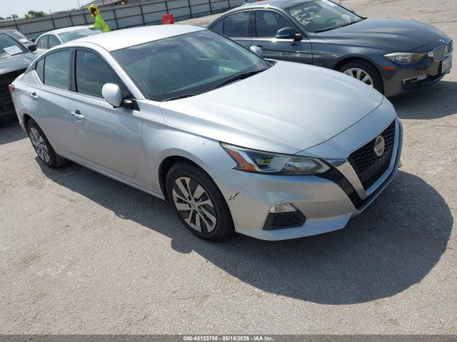 Salvage Nissan Altima Image