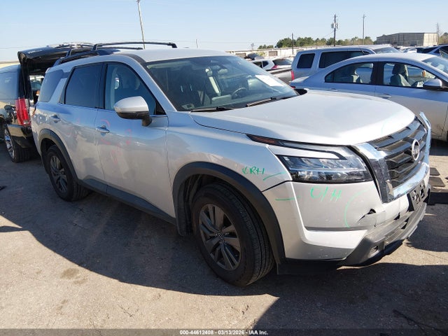 Salvage Nissan Pathfinder Image