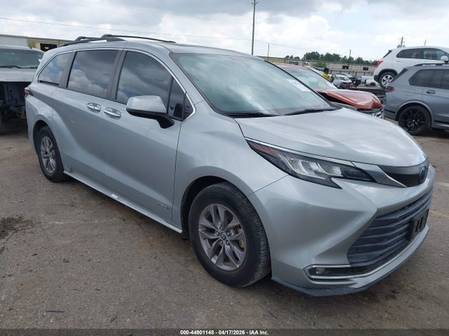 Salvage Toyota Sienna Image