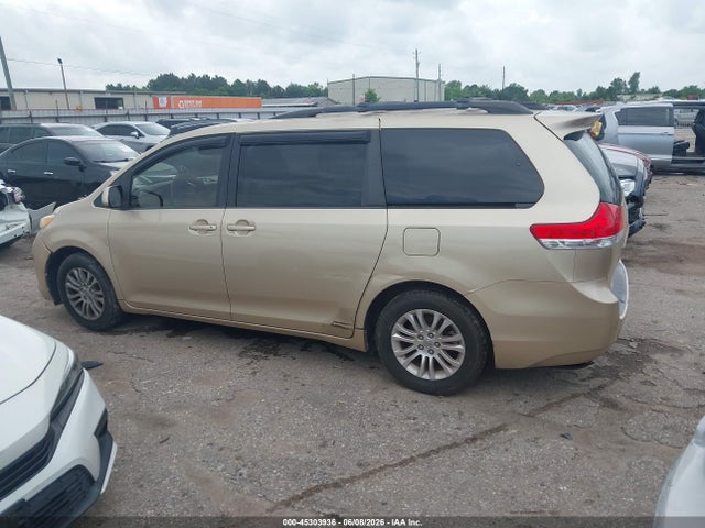 Toyota Sienna Le V6 8 Passenger