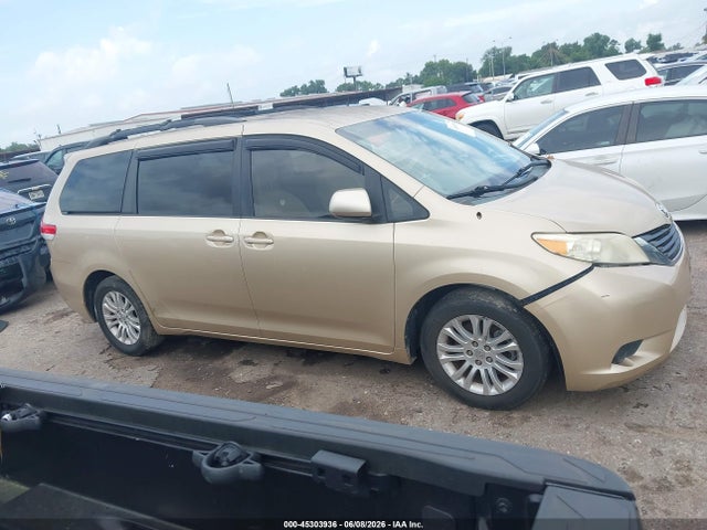Toyota Sienna Le V6 8 Passenger