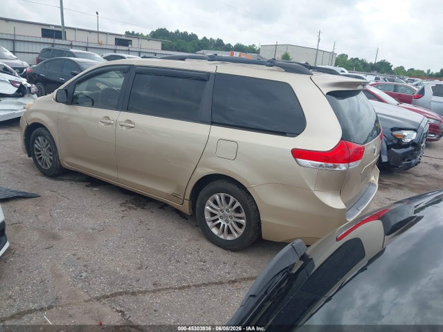Toyota Sienna Le V6 8 Passenger