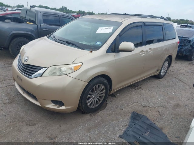 Toyota Sienna Le V6 8 Passenger