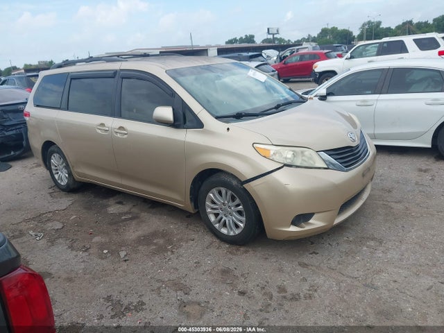 Salvage Toyota Sienna Image