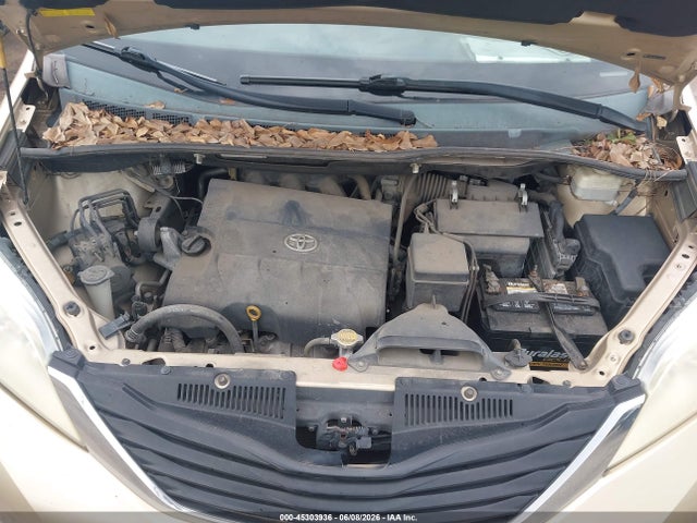 Toyota Sienna Le V6 8 Passenger