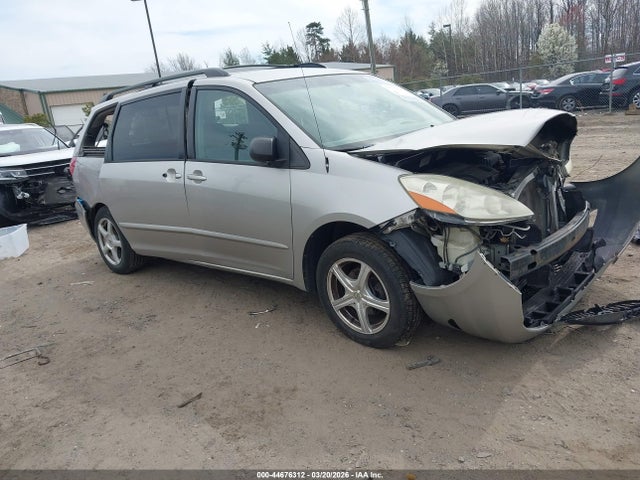 Salvage Toyota Sienna Image