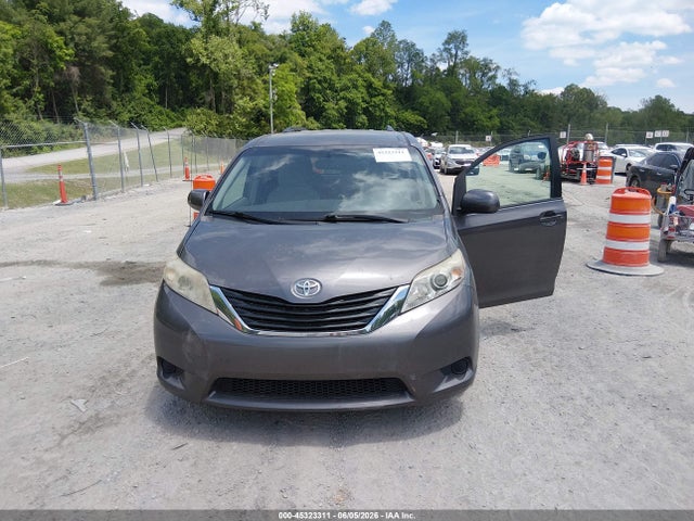 Toyota Sienna Le