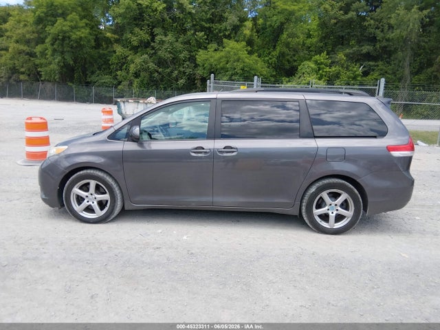 Toyota Sienna Le