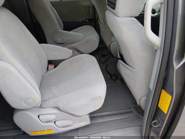 Toyota Sienna Le