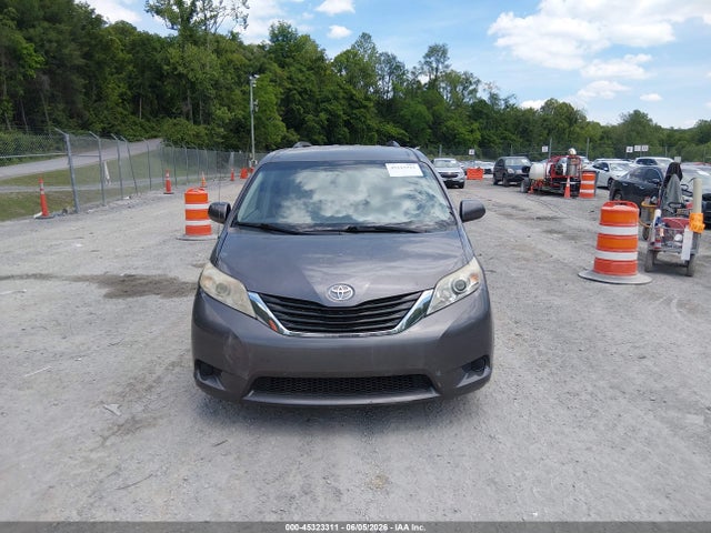 Toyota Sienna Le
