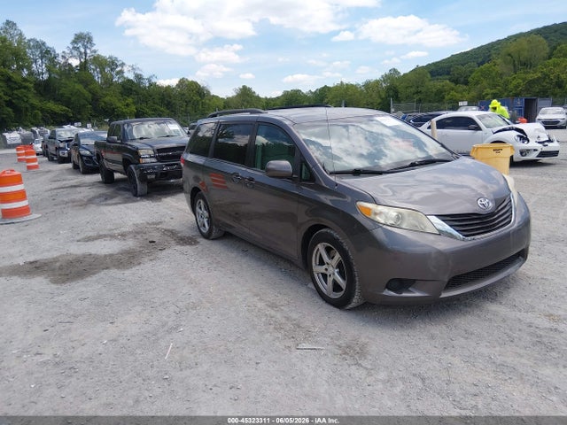 Salvage Toyota Sienna Image