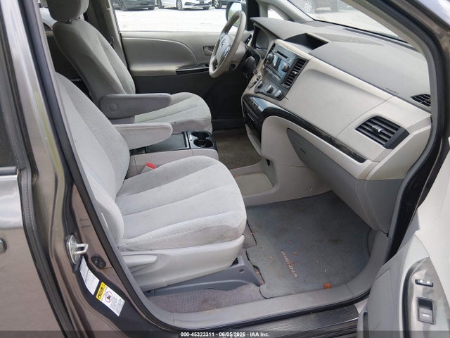 Toyota Sienna Le