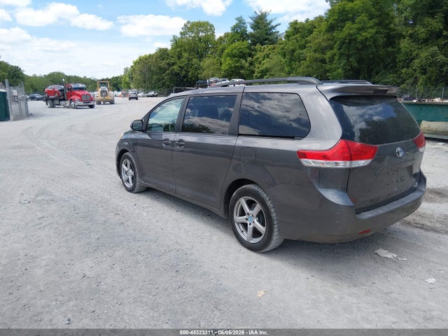 Toyota Sienna Le