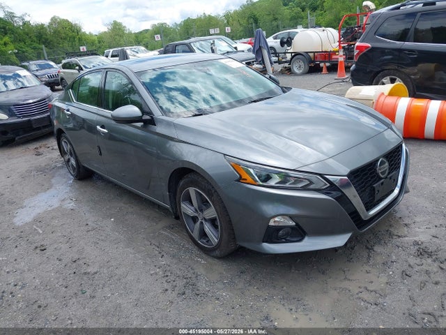 Salvage Nissan Altima Image