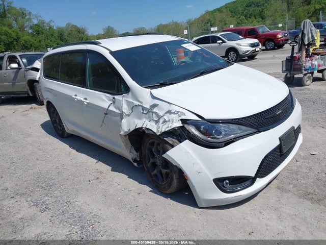 Salvage Chrysler Pacifica Image